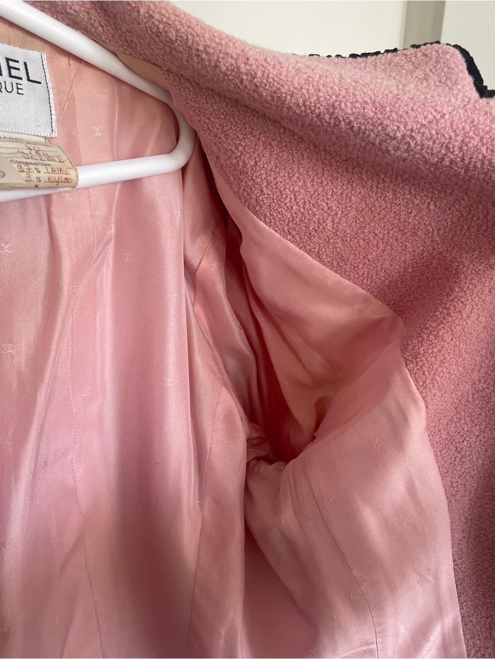 💋CHANEL Vintage Pink Blazer with Black Trim 011 - Picture 6 of 10